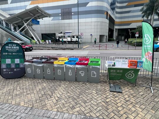 東涌美東街近東堤灣畔第六座對出行人路